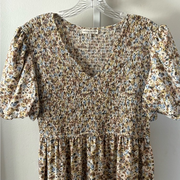 Moon River V-neck Smocked Floral Dress with Puff Sleeves - Picture 4 of 5